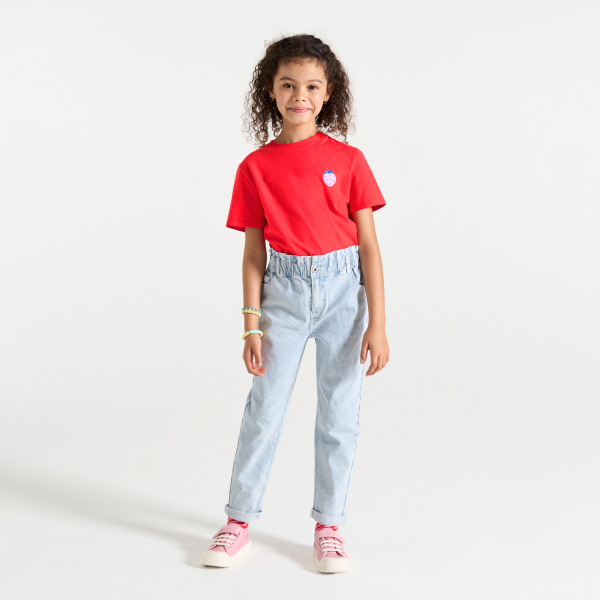 تيشيرت بأكمام قصيرة مزين برسوم الفراولة، باللون الأحمر للفتيات